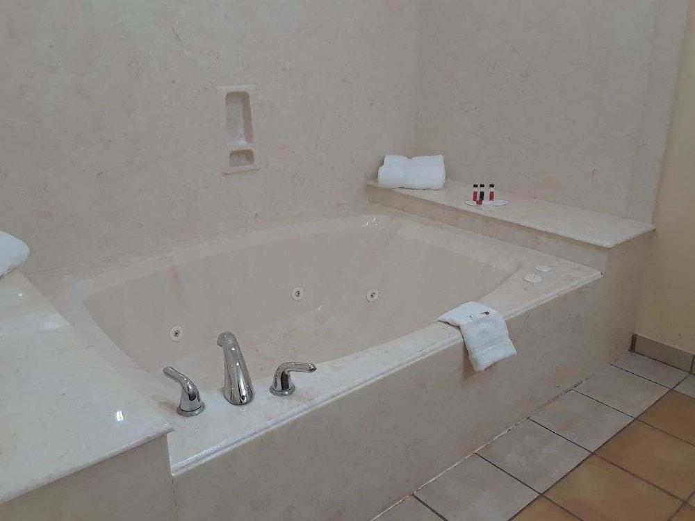 Hotel Surestay By Western Downtown Conroe